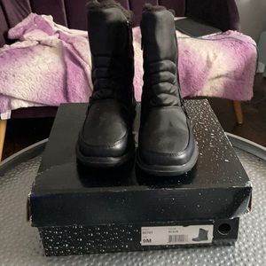 NWOT Totes Betsy boot